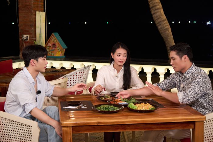 Giữa buổi ăn tối cùng Khánh Linh và Minuk, Trần Mạnh Kiên dứt khoát đòi bỏ về giữa chừng vì lo lắng cho Yuna Vũ đang ở nhà chung một mình. Đúng hay sai?