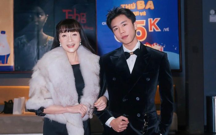 Quá khứ đầy xót xa của con trai Vân Dung: theo mẹ đi diễn khắp Bắc - Nam, ngủ dưới gầm xe tải