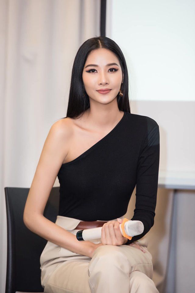 Siêu mẫu Hoàng Thùy