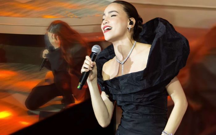 Hồ Ngọc Hà quỵ xuống sân khấu, liên tục ôm mặt