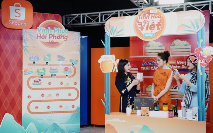 Công thức làm nên chuỗi livestream bán đặc sản triệu view 'Tinh Hoa Việt Du Ký'