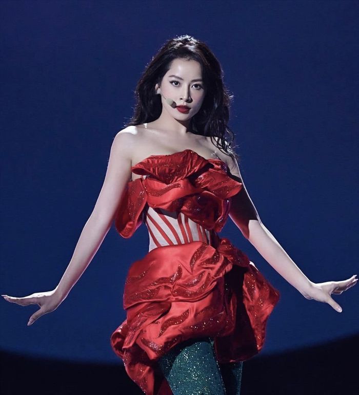 Người đẹp đi hát nào từng gây tranh cãi với phát ngôn “Ở Việt Nam cầm mic lên là thành ca sĩ”?