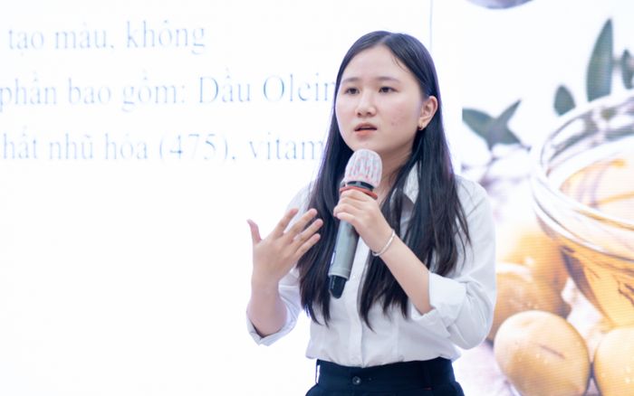 Sinh viên Quản trị kinh doanh HUTECH nhập vai doanh nhân từ trên giảng đường