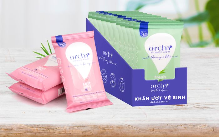 Phụ nữ hiện đại, không ngại mang khăn giấy ướt Orchy ra đường
