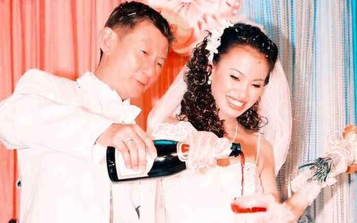 Nữ ca sĩ cưới chồng lớn hơn mẹ ruột 2 tuổi, về làm mẹ kế của 3 con