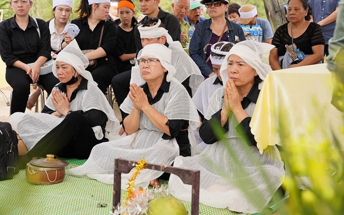 Người thân nén nước mắt đưa tiễn nghệ sĩ Hữu Độ về nơi an nghỉ