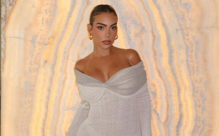 Bạn gái Ronaldo theo mốt diện đồ lộ nội y, mang túi hiệu gần 1 tỷ đồng