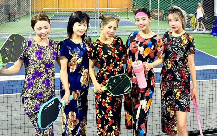 Hội bạn Quỳnh Nga diện đồ bộ giữa ồn ào trang phục Pickleball bị chê 'khoe thân, làm màu'