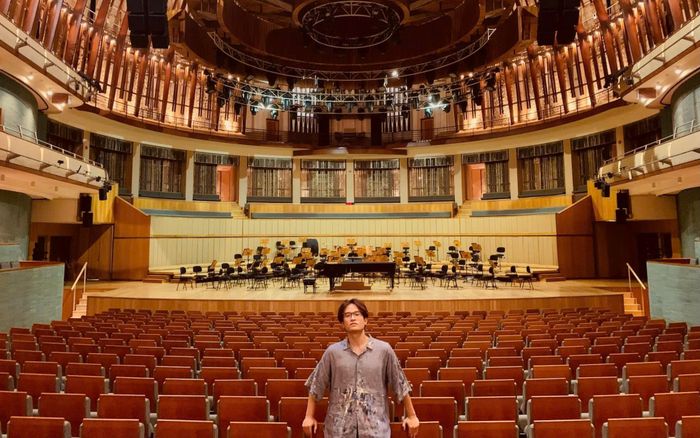 Nam ca sĩ gặp vấn đề sức khoẻ khi đang trình diễn trên sân khấu