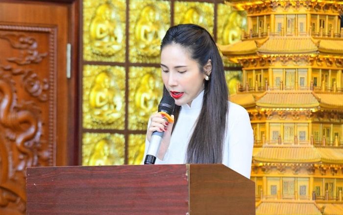 Thuỷ Tiên lộ rõ vóc dáng gầy gò trong lần hiếm hoi xuất hiện ở chốn đông người