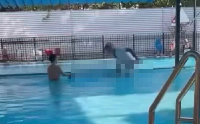 Hé lộ nguyên nhân người đàn ông dìm bé trai xuống bể bơi ở Hà Nội