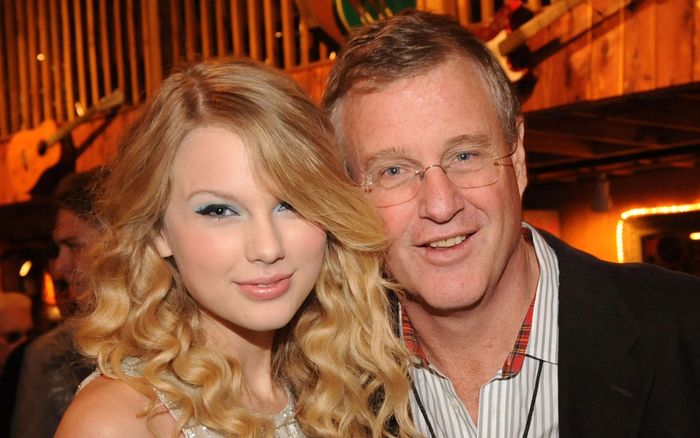 Bố Taylor Swift phát đồ ăn cho khán giả trong show diễn của con gái