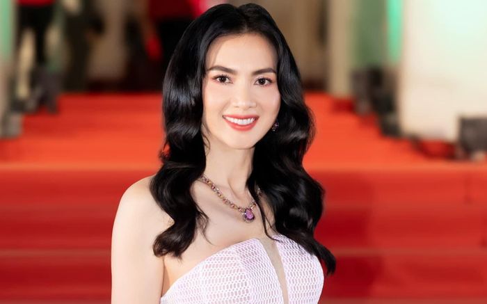 Phản ứng của Siêu mẫu Anh Thư khi bị nói 'chồng bỏ, con cái không hạnh phúc'