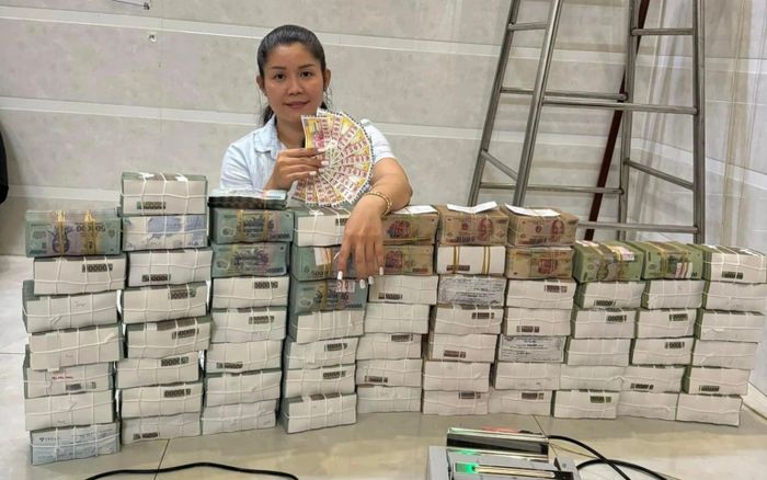 Người phụ nữ ngồi bên cọc tiền 24 tỉ trúng độc đắc 12 tờ vé số và sự thật bất ngờ