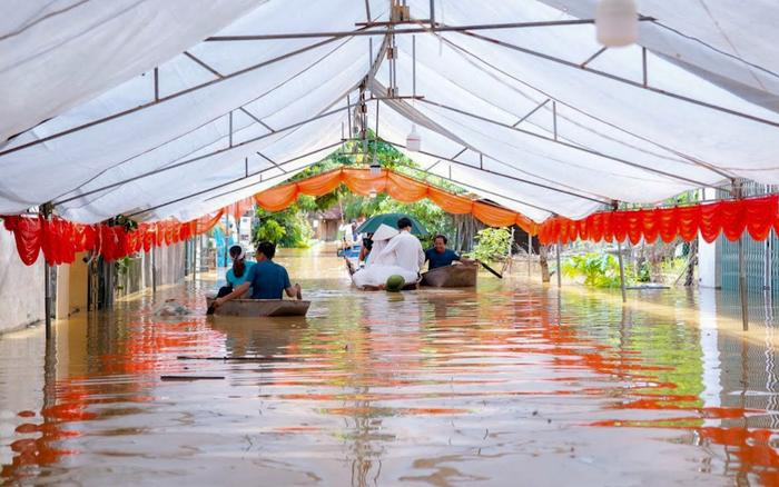 Màn đón dâu bằng phao tự chế của đám cưới giữa vùng 'rốn lũ' Chương Mỹ gây sốt