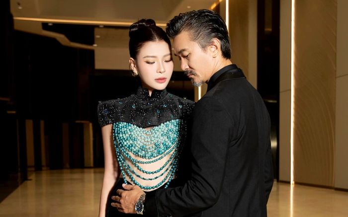 Thúy Diễm khoe nhan sắc nóng bỏng, tình tứ cạnh 'sugar daddy'
