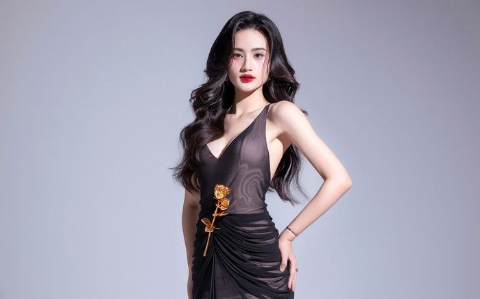 Hoa hậu Ý Nhi thay đổi theo phong cách gợi cảm