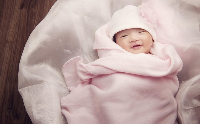 Siêu mẫu Xuân Lan đăng ảnh em bé sơ sinh, vội sửa dòng trạng thái ngay sau đó