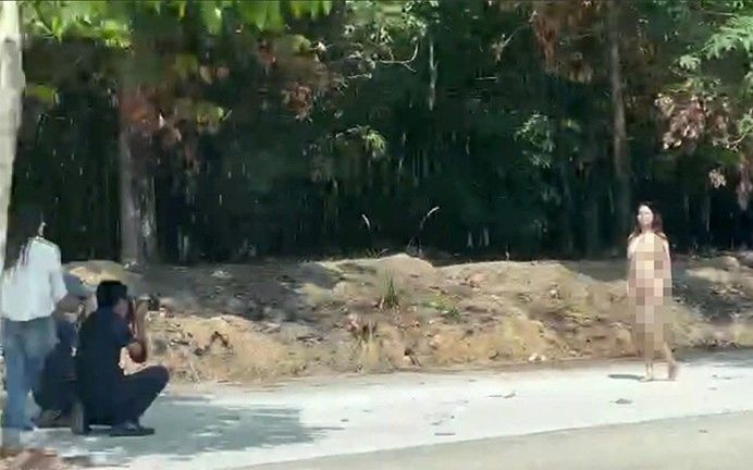 Công an vào cuộc vụ cô gái khỏa thân tạo dáng chụp hình trên đường