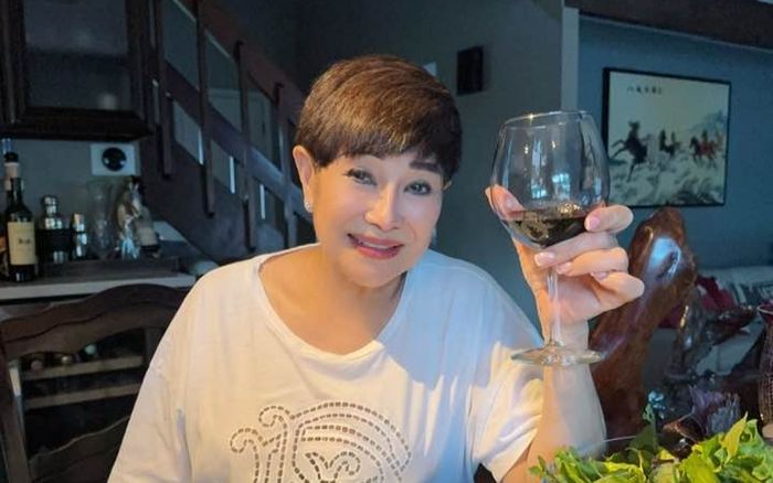 Vợ cũ Đàm Vĩnh Hưng tận hưởng tuổi 70 bình yên ở Mỹ, tiết lộ điểm trùng hợp giữa con của 2 người