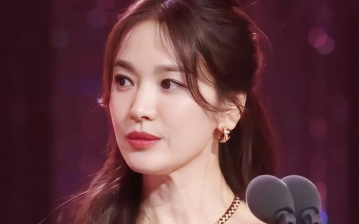 'Em gái sinh đôi' của Song Hye Kyo lần đầu lộ diện, danh tính hóa ra lại khủng tới vậy