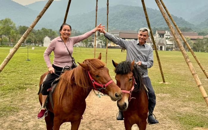 Lộ diện bố mẹ giản dị của nữ NSND trẻ nhất Việt Nam sở hữu biệt phủ 8.000m2