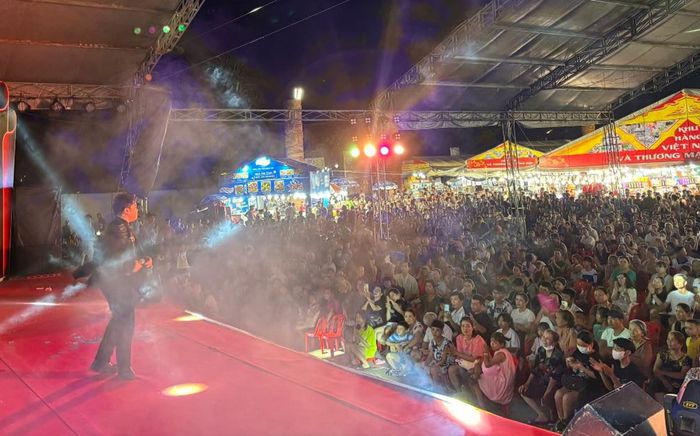 Nam ca sĩ từng nặng hơn 100kg đi hát hội chợ, ngoại hình hiện tại ra sao?