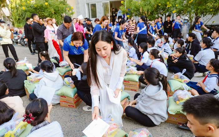Á hậu Hạnh Nguyễn làm điều đặc biệt cho hàng trăm học sinh nghèo ở Ninh Thuận