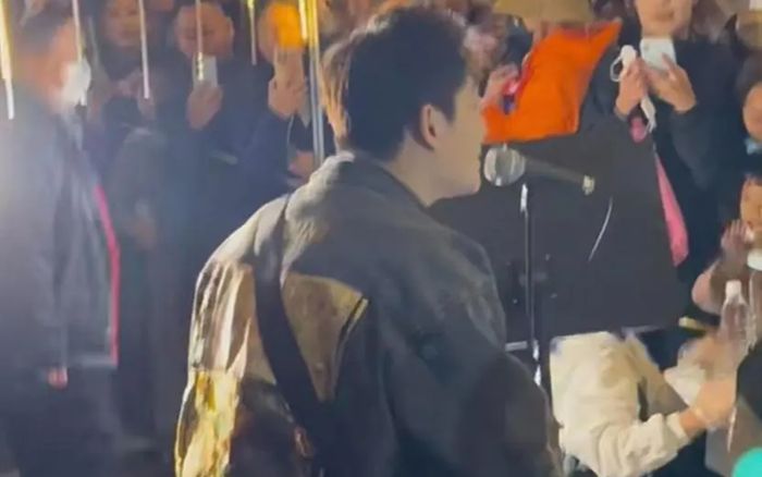 Nam ca sĩ mất sự nghiệp vì ngoại tình, bị bắt gặp bán đồ ăn, hát dạo chợ đêm mưu sinh