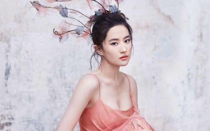 Lưu Diệc Phi hiếm hoi hở bạo khoe đôi gò bồng đảo căng tràn