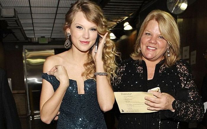 Mẹ ruột Taylor Swift trao đổi vàng với khán giả