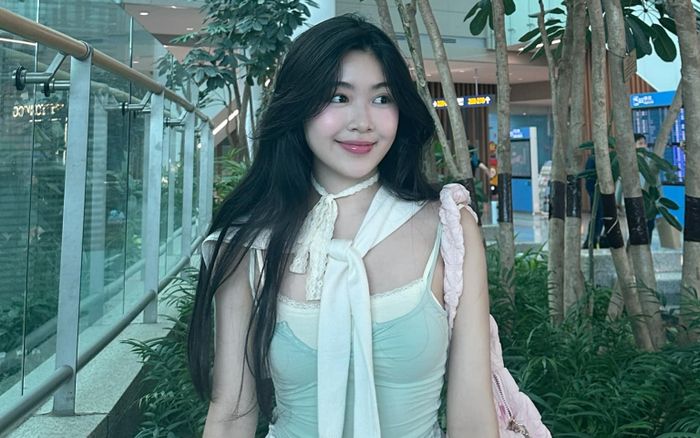 Con gái Quyền Linh diện váy ngắn, khoe vẻ đẹp gợi cảm ở sân bay Hàn Quốc