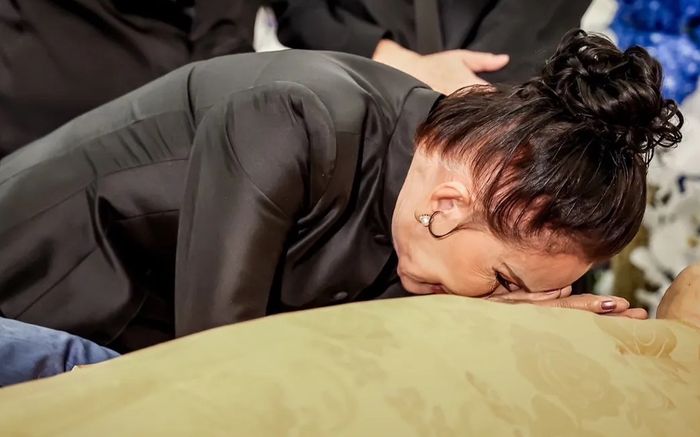 Nam danh ca nổi tiếng qua đời, vợ khóc nghẹn trong ngày tiễn đưa