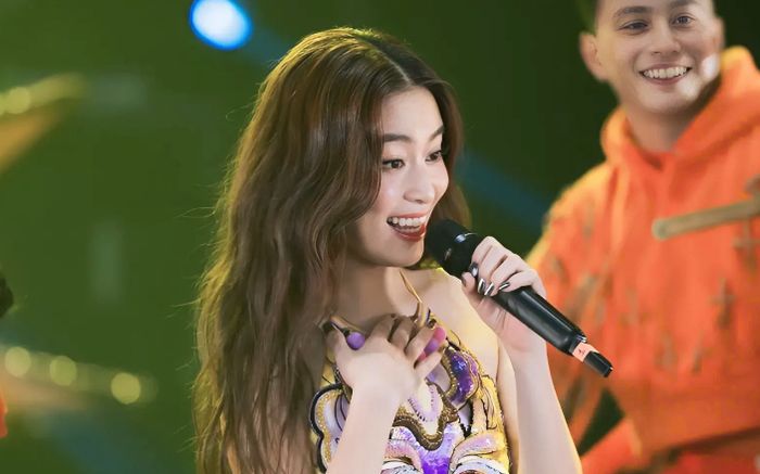 Khán giả phản ứng ra sao trước tin Hoàng Thùy Linh sinh con?