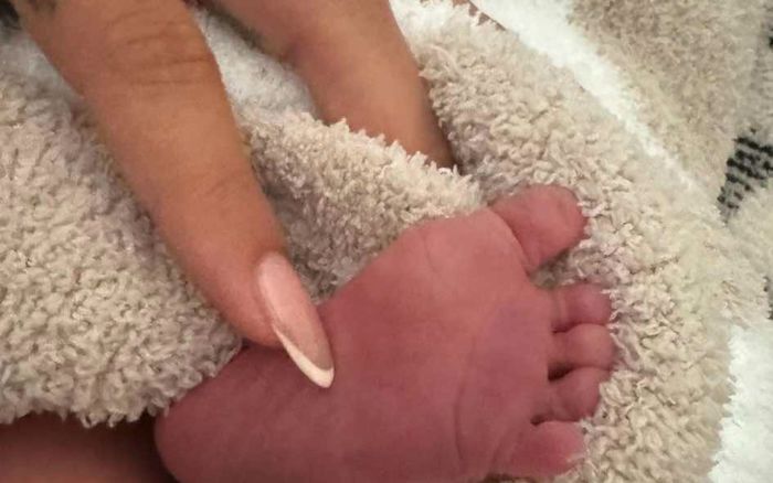 Cặp đôi đình đám showbiz vừa chào đón con đầu lòng sáng nay