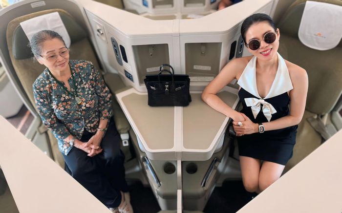 Lệ Quyên khoe tin vui, rạng rỡ bên người mẹ ruột có thân thế đặc biệt