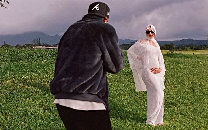 Nữ người mẫu được chồng tặng biệt thự hơn 120 tỷ sinh con đầu lòng