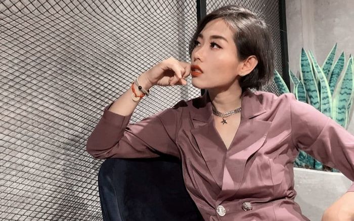 Nữ ca sĩ yêu người nhiều tiền, xấu hổ khi bước lên xe 5-6 tỷ đồng
