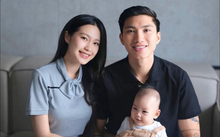 Đoàn Văn Hậu và vợ công khai diện mạo con trai