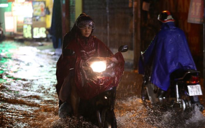 Sau cơn mưa lớn cuối tuần, đường phố Hà Nội biến thành sông, phố phường chìm trong biển nước
