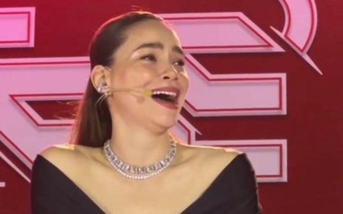 Hồ Ngọc Hà cười sượng trân khi thấy Lệ Quyên trên sân khấu, nói một câu gây chú ý