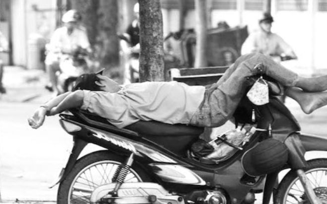 Anh xe ôm trúng số đổi đời khi có tiền tỷ, mua cả đống mì tôm chất đầy nhà