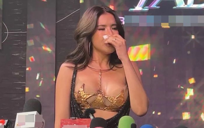 Nữ ca sĩ bật khóc xác nhận ly hôn chồng ngay tại họp báo