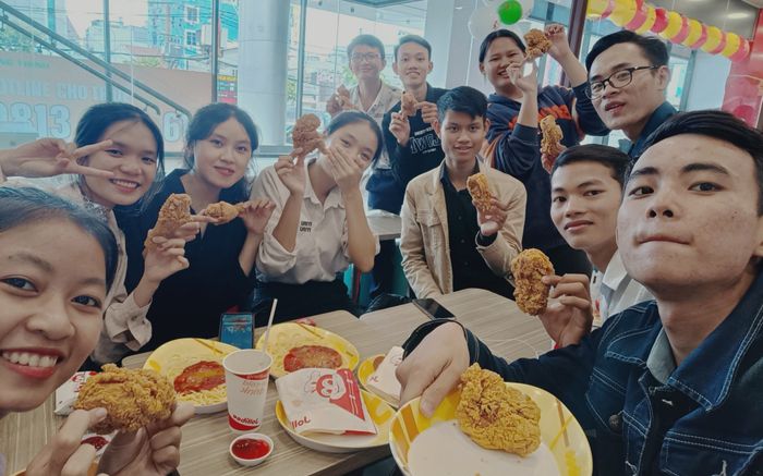 Jollibee Việt Nam lan tỏa Triệu Yêu Thương, tiếp bước các em đến trường được giới trẻ hưởng ứng tích cực