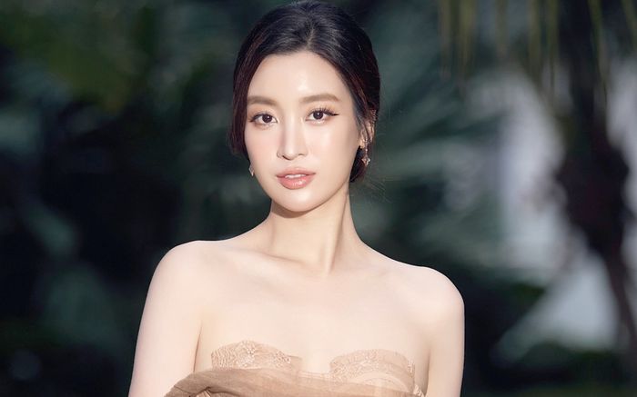 Đẹp khen - Xấu chê: Sắc vóc gợi cảm của Hoa hậu Đỗ Mỹ Linh hậu sinh con gây chú ý