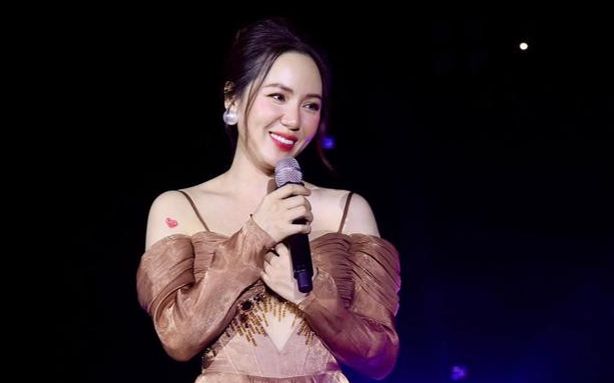 Phương Linh bật khóc trên sân khấu