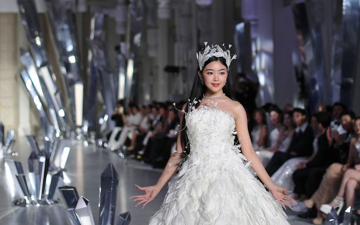 Con gái Quyền Linh gây bất ngờ trong clip tập dượt làm người mẫu