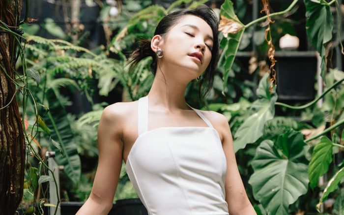 Thu Hà Ceri 'Đi Giữa Trời Rực Rỡ' mặc gợi cảm lộ xương hông