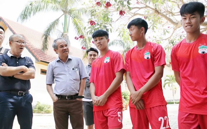 HAGL của bầu Đức có điều khác biệt để cứu CLB Long An