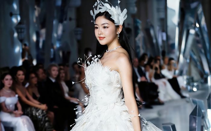 Vợ Quyền Linh nói gì về hành động gây tranh cãi của con gái khi diễn thời trang?